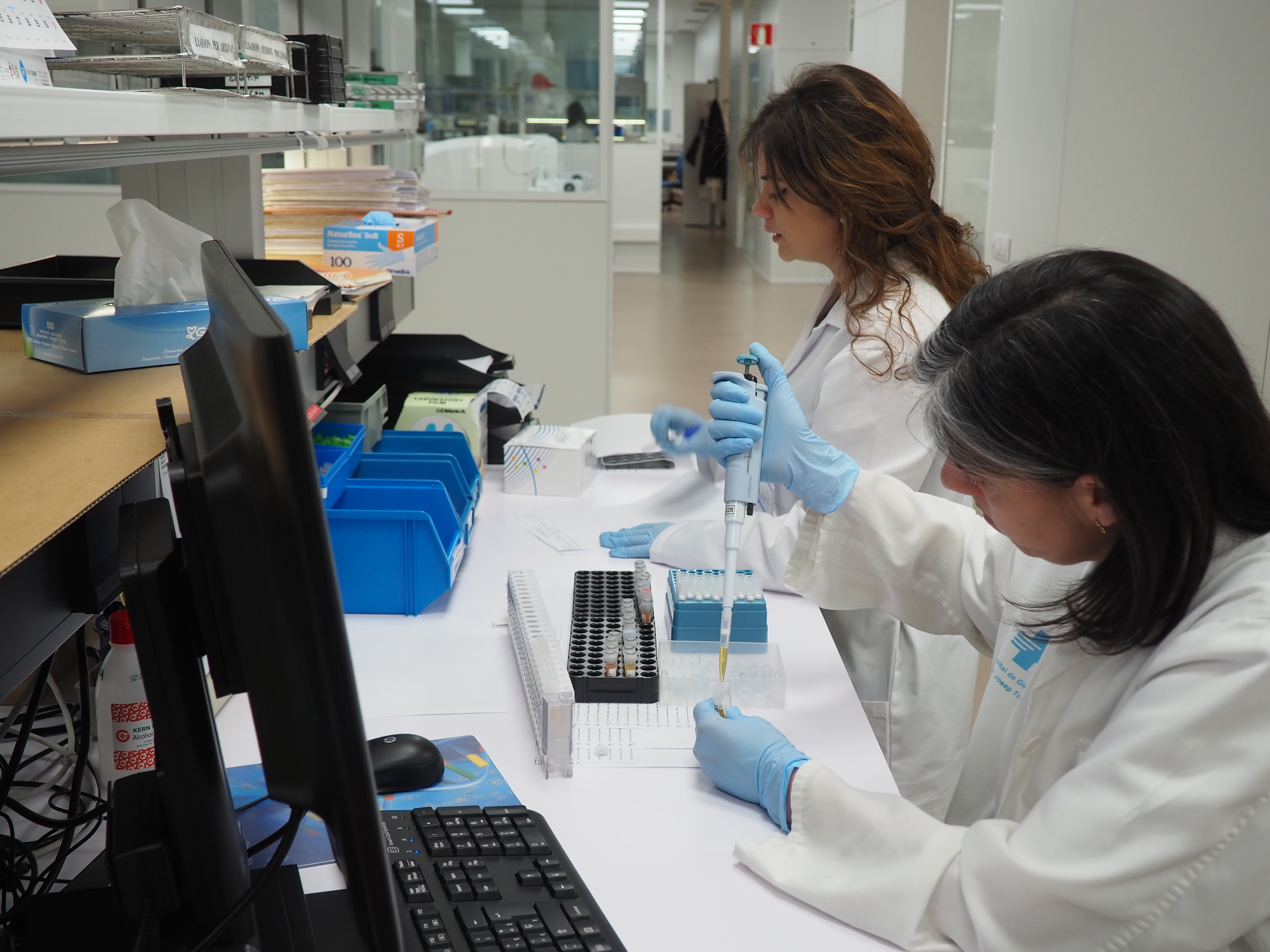 Professionals del Laboratori Clínic, analitzant mostres