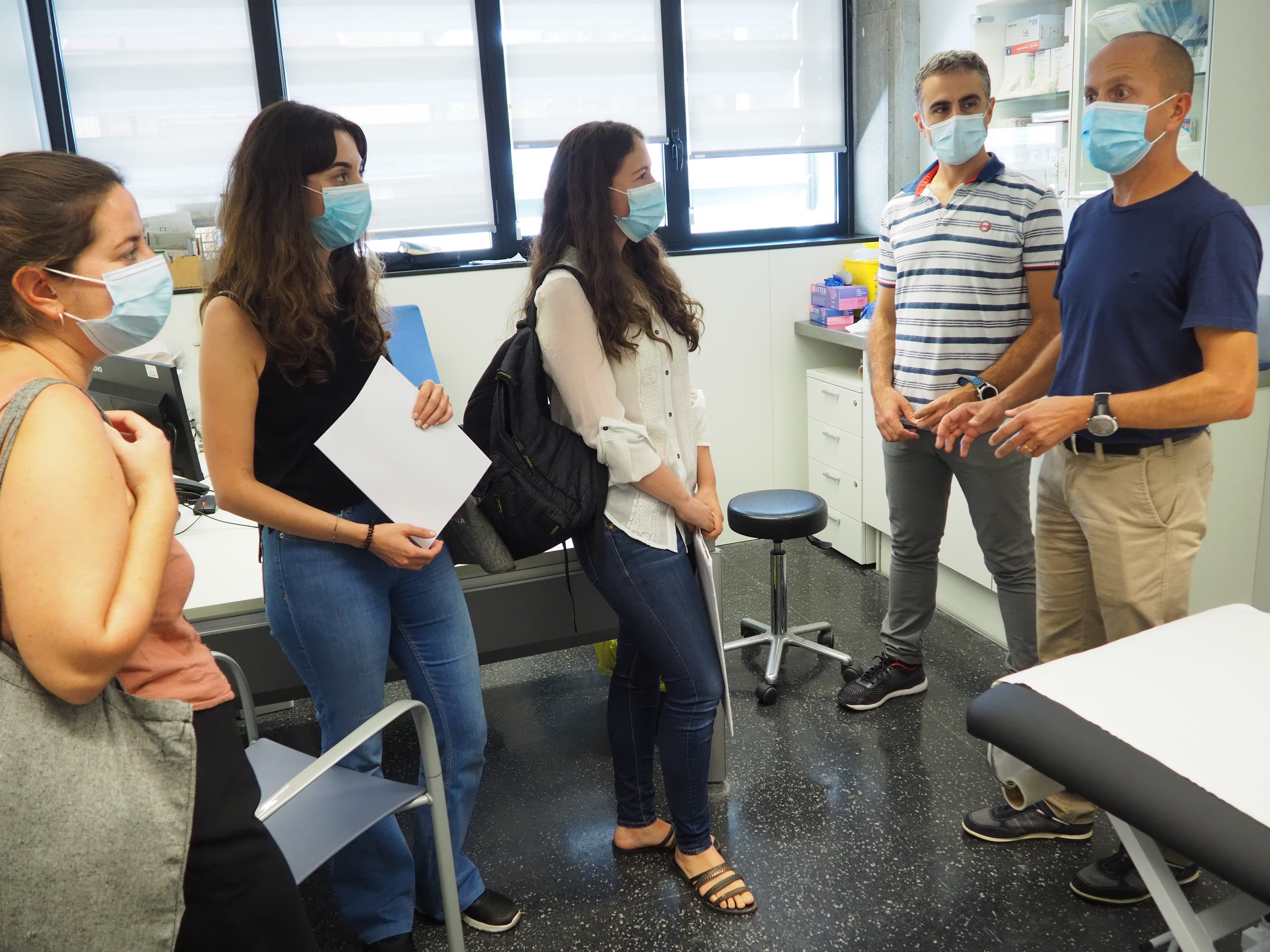 Tres MIR de medicina familiar i comunitària, amb els responsables de docència al CAP de Salt