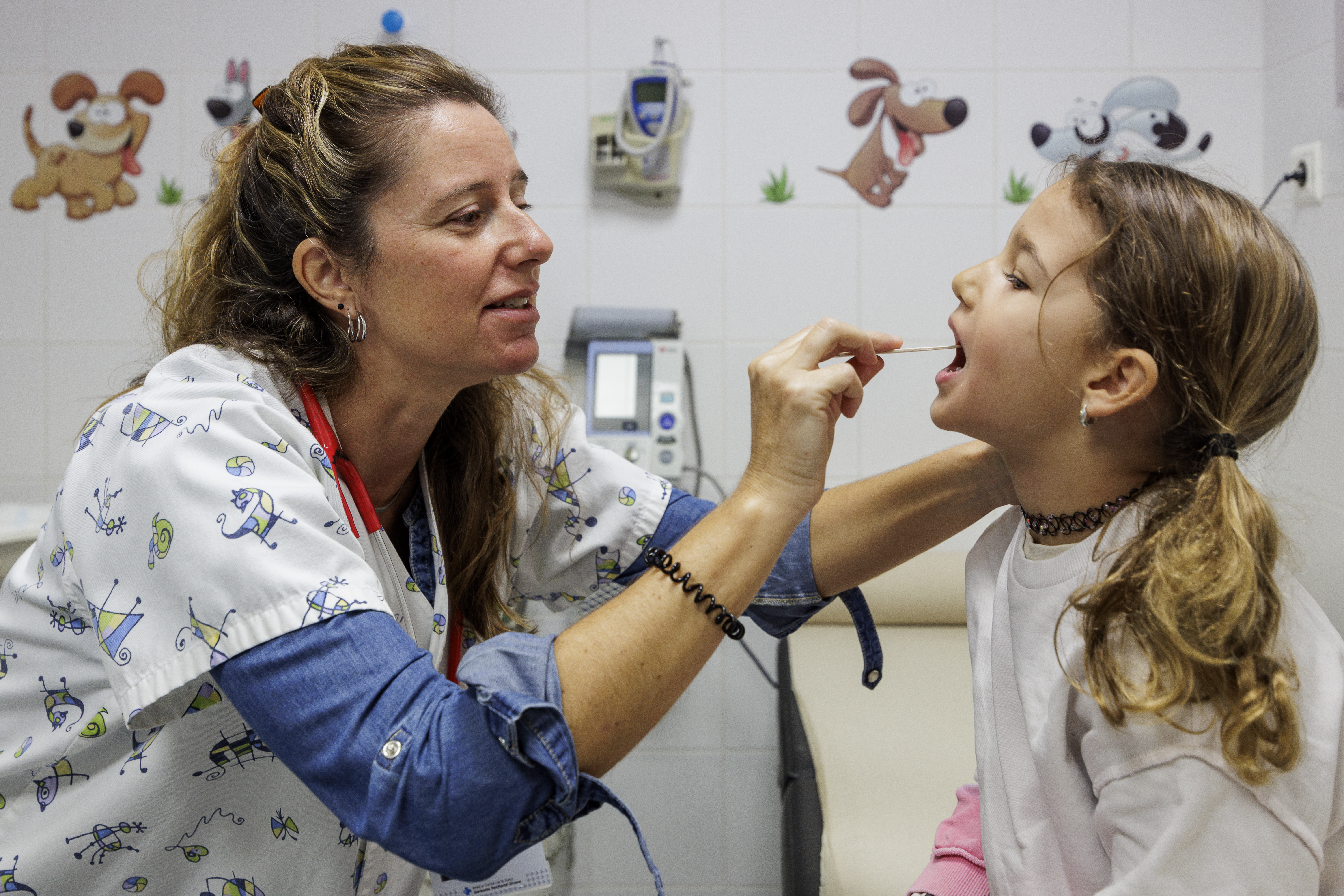 Una infermera pediàtrica atenent una nena al CAP Banyoles. 